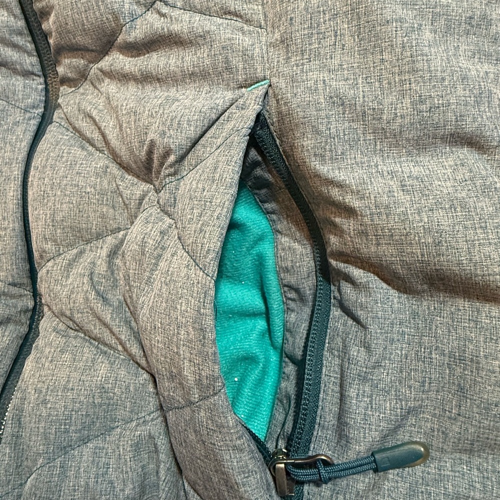 The North Face Women's gray and Blue Puffer Jacket #641 - Picture 11 of 14